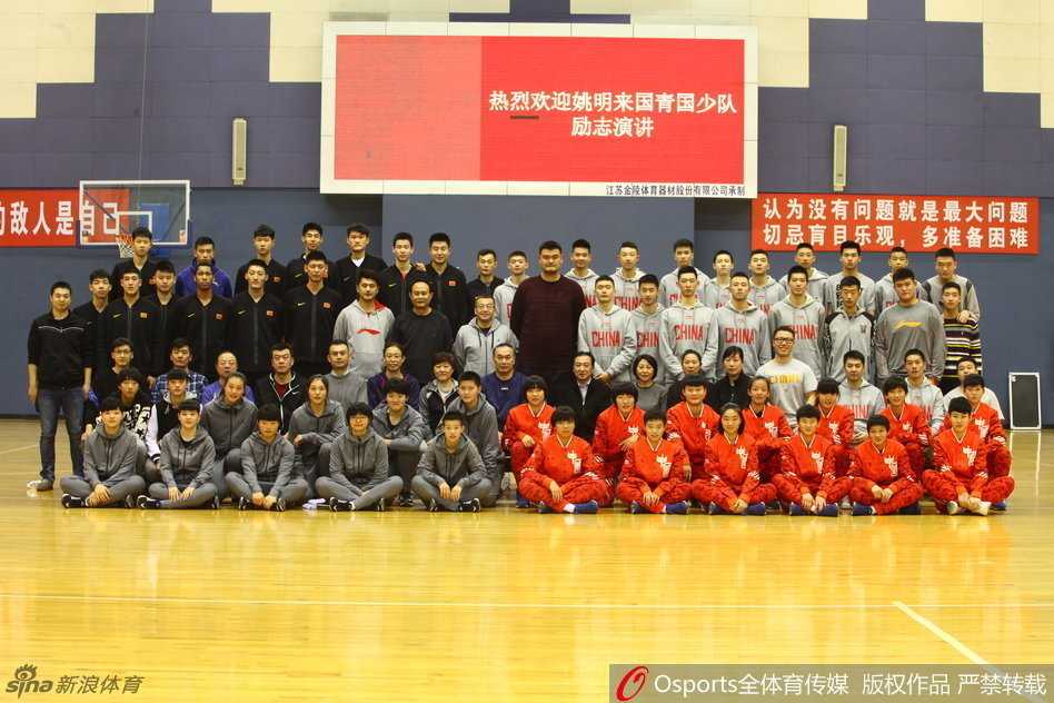 姚明坐在椅子上，双手比划着，正在耐心回答一位小球员提出的关于篮球技巧的问题，他专注的神情仿佛在对待一场正式的发布会，让小球员倍感温暖。