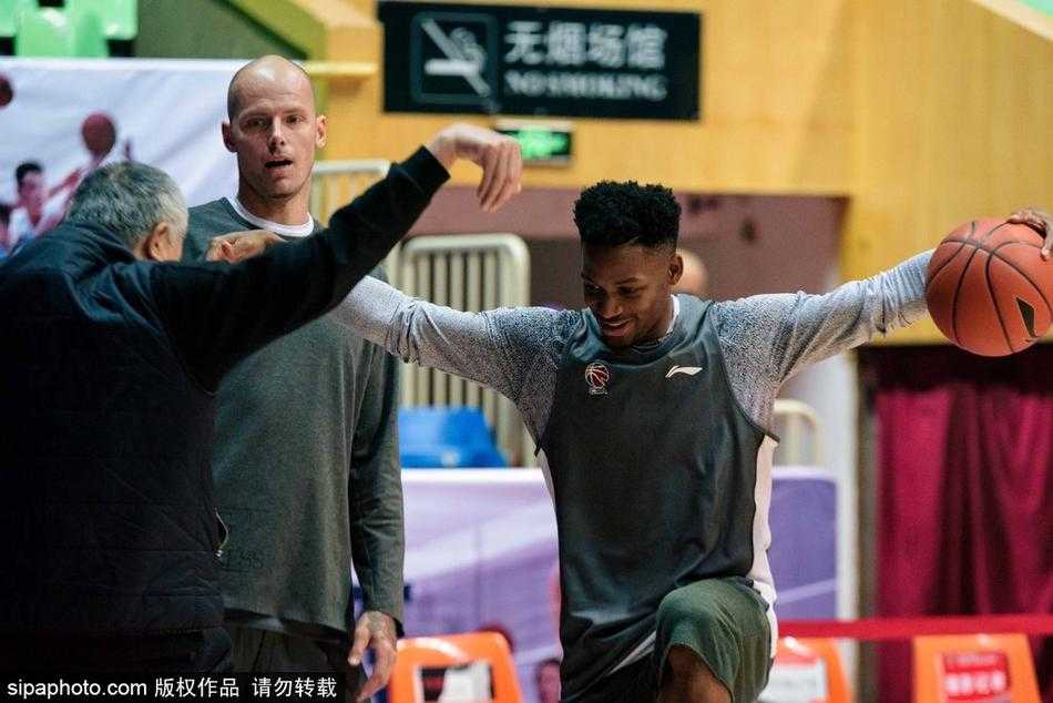 全队围拢成圈，巩晓彬在圈中心布置最后防守策略，队员们肩并肩，神情坚毅，团队的凝聚力在这一刻尽显。