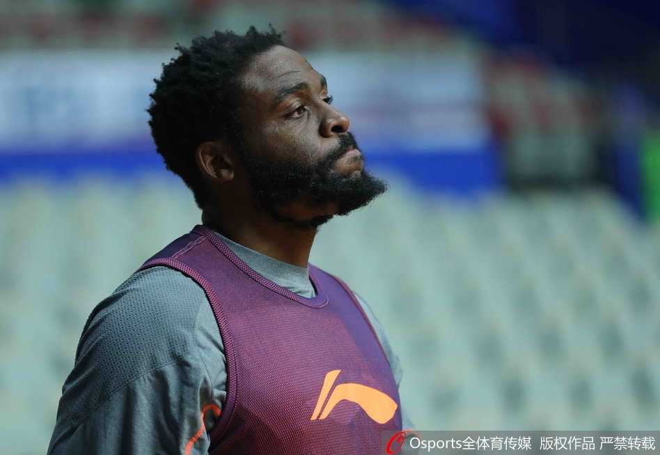 训练场上富兰克林持球突破，身姿矫健，即便面临调整他依然全情投入，展现了极高的职业素养