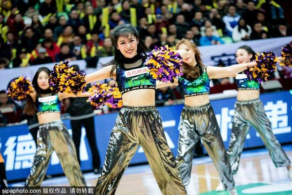 表演结束后，啦啦队宝贝们集体向四周看台的观众鞠躬致意，她们的笑容和汗水，成为了当晚CBA赛场上除了比分之外，最令人难忘的记忆。