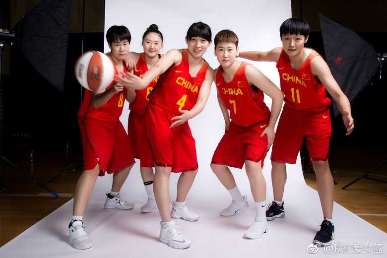 中国女篮全体队员在写真拍摄中聚拢在一起，大家肩并肩、手搭手，紧紧靠拢。灿烂的笑容洋溢在每个人脸上，这张大合影犹如一个大家庭的团圆照，凝聚着无坚不摧的团队力量。