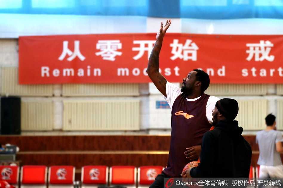 布拉切在训练中目光如炬，他庞大的身躯在篮下犹如一道难以逾越的屏障，汗水浸湿了训练服，宣告着内线霸主的归来