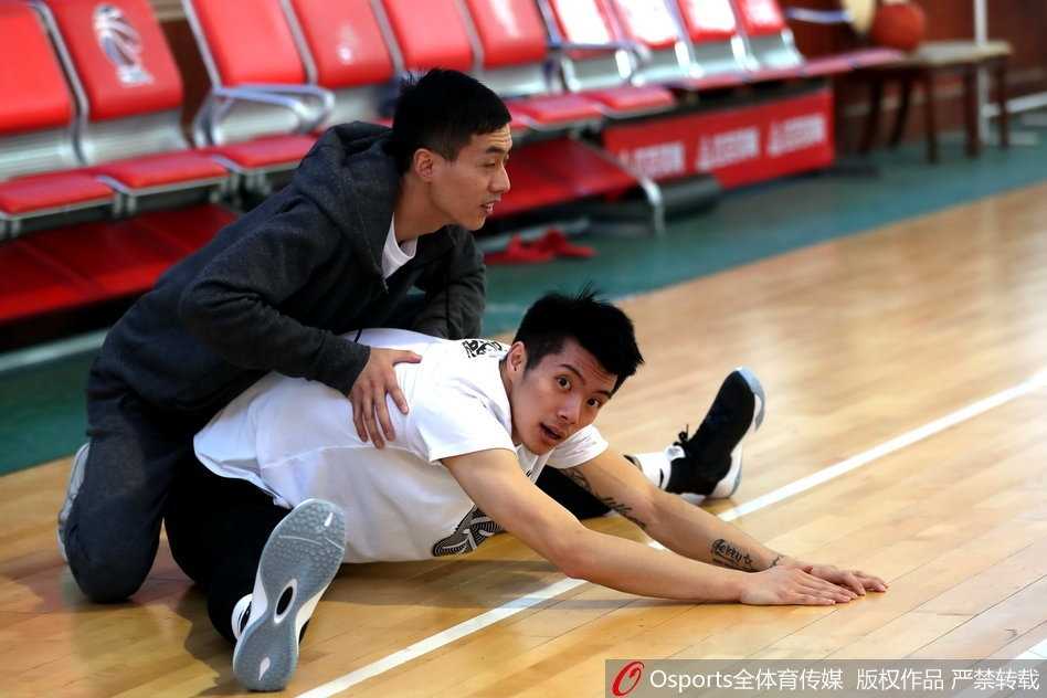 面对记者的镜头，完成训练的布拉切露出了孩子般灿烂的笑容，他竖起大拇指，仿佛在向所有支持他的新疆球迷报平安：我回来了