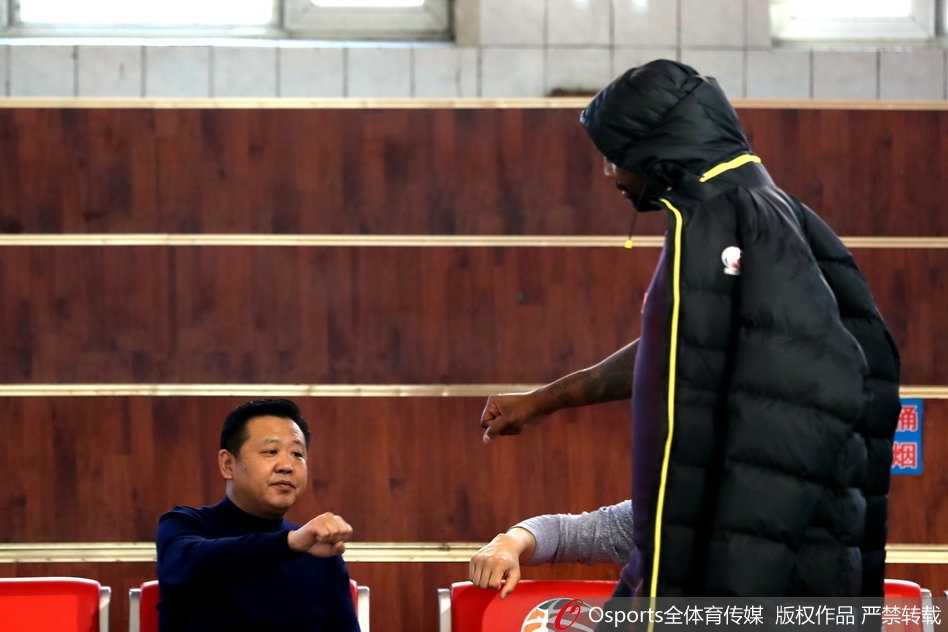 面对防守球员的贴防，布拉切从容地运球观察，尽管体型庞大但动作依然灵活，眼神中透露出对比赛节奏的绝对掌控