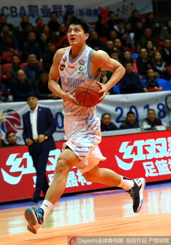 新疆射手可兰白克-马坎底角埋伏接球就投，皮球在空中划出一道美丽的彩虹，精准穿网而过，令现场球迷瞬间沸腾。