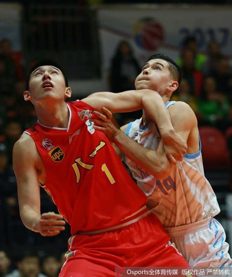 面对八一队年轻球员的贴身紧防，新疆队魂西热力江眼神坚毅，在三分线外手起刀落，用一记精准的三分为球队扩大战果。