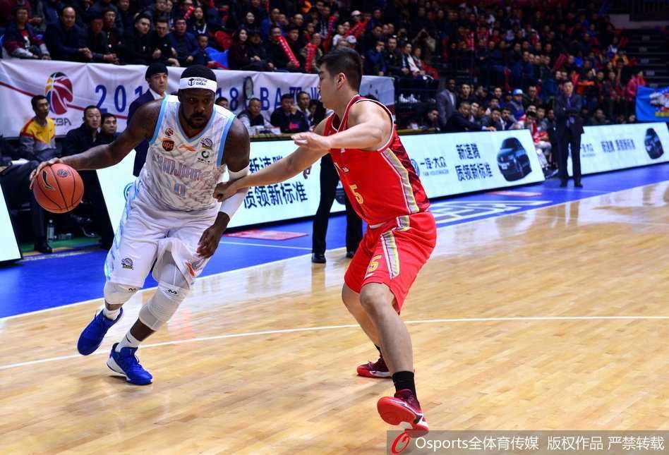 八一队核心后卫阿尔斯兰面对西热力江的死亡缠绕，依旧冷静地观察队友跑位，试图撕开新疆队的防线。