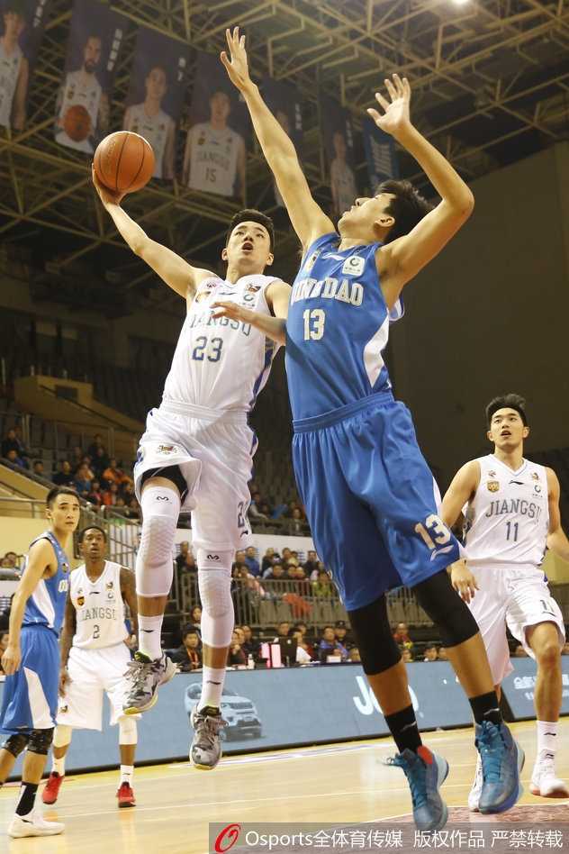 马尚·布鲁克斯如闪电般突破青岛队防线，他眼神坚毅，单臂托球跃起，仿佛在书写一场属于他的得分盛宴。