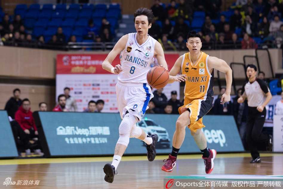 山西队刘冠岑腾空而起，用一记遮天蔽日的排球大帽拒绝了肯帝亚的上篮，这一刻他的防守宛如铜墙铁壁，点燃了客队替补席的激情。