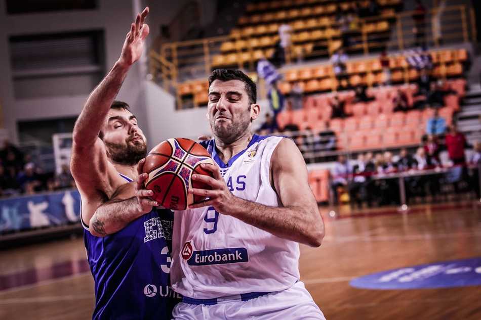 篮下的博洛西斯如同希腊神殿的守护神一般，面对爱沙尼亚球员的突破高高跃起，用一记遮天蔽日的封盖拒绝了对手的得分企图。