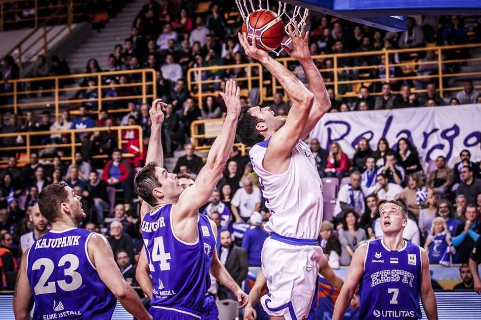 博洛西斯在三分线外张手命中，他柔和的手感和高大的身形让对手的防守鞭长莫及，这一球再次点燃了全场希腊球迷的热情。