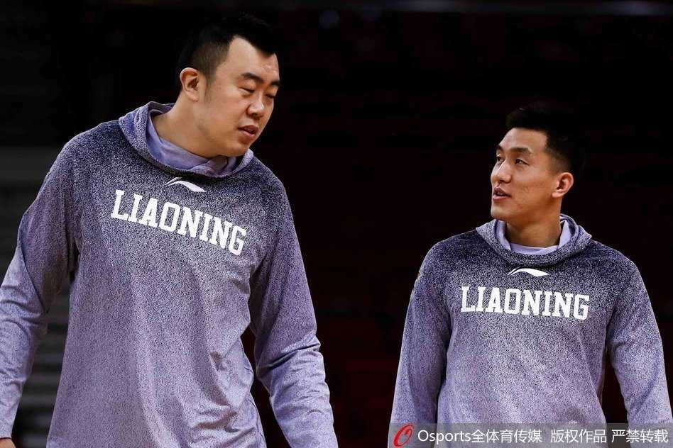 郭艾伦在训练场边坐下，低垂着眼帘，神情专注而安静地用白色绷带一圈一圈仔细缠绕着自己的手指，为即将到来的硬仗做着准备。