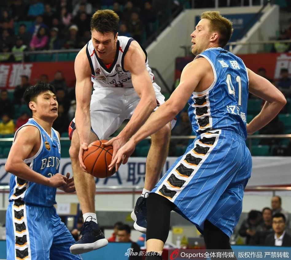 马布里运球穿越全场，面对两人包夹毫无惧色，如同独狼般撕开防线，瞬间点燃客场球迷激情