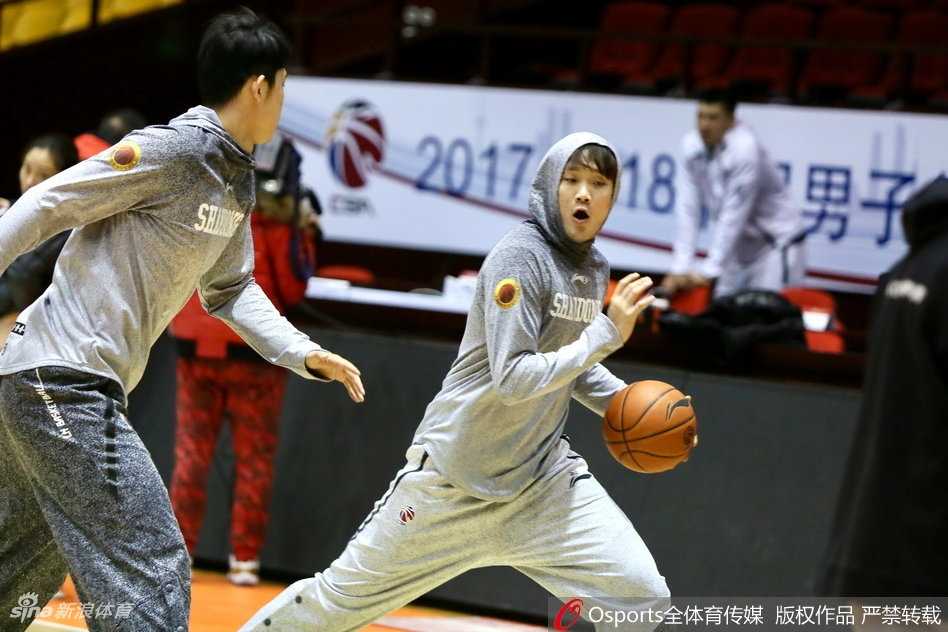 丁彦雨航在赛前热身中神态轻松，拉伸筋骨，为即将到来的激战做准备。