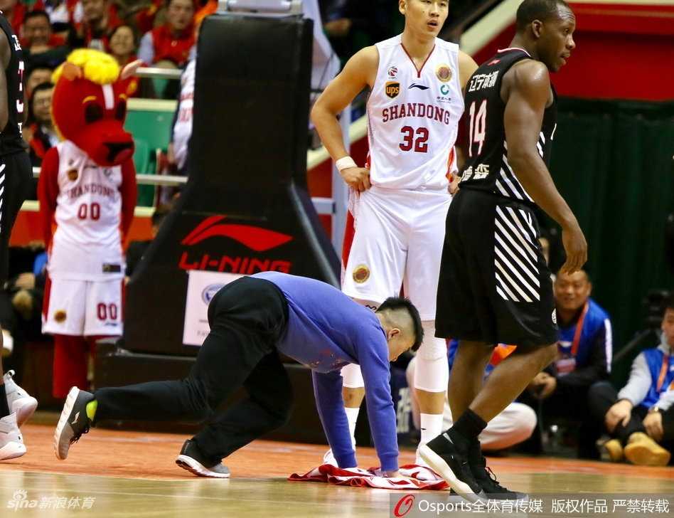 孟飞蹲在地上，认真整理着几块叠放整齐的白色毛巾和一对已经磨损的护膝，这些就是他最亲密的“战友”，陪伴他走过一个又一个赛场，见证了他对梦想的坚持与热爱