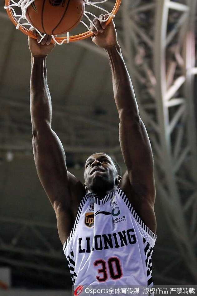 寒夜出征，北京首钢队的后卫迎着深圳的防守在空中拉杆，身体扭成一张满弓，眼神里只有高悬的篮筐。