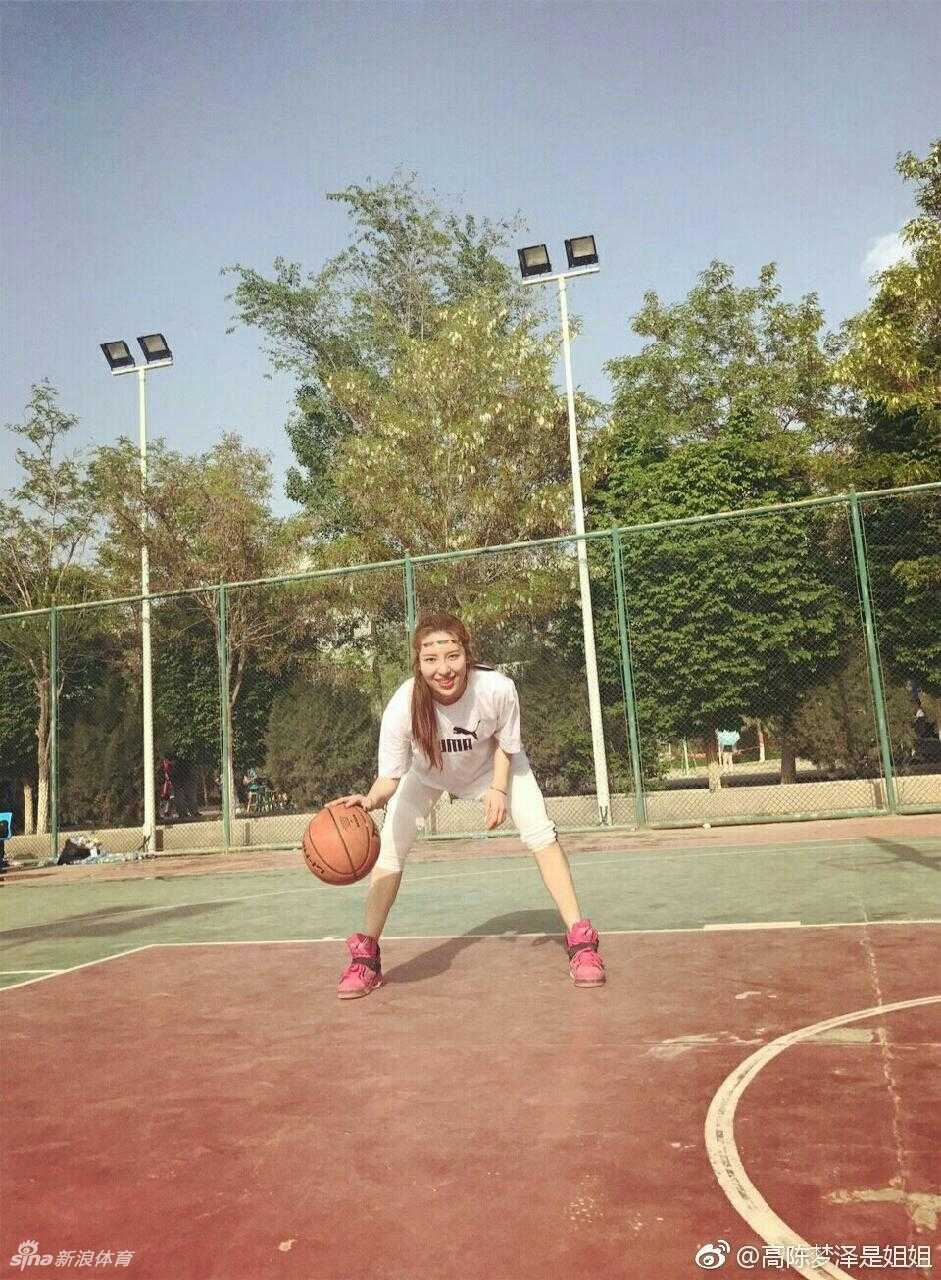 高小雪与舞时尚啦啦队的姐妹们搂在一起，对着镜头露出灿烂的笑容，五颜六色的队服映衬着她们青春的活力，团队氛围十分融洽。