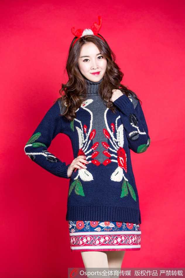 全景镜头下的啦啦队阵容，统一的红色圣诞装与麋鹿发饰相映成趣，她们整齐划一的动作和热情的笑容成为看台上最夺目的焦点。