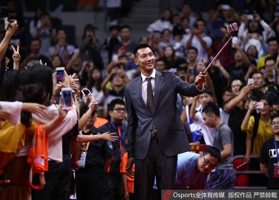 球队核心易建联身着一袭深色修身西装踏上红毯，笔挺的剪裁衬托出他的修长身形，举手投足间散发着成熟稳重的型男魅力，瞬间引爆了全场球迷的尖叫与欢呼