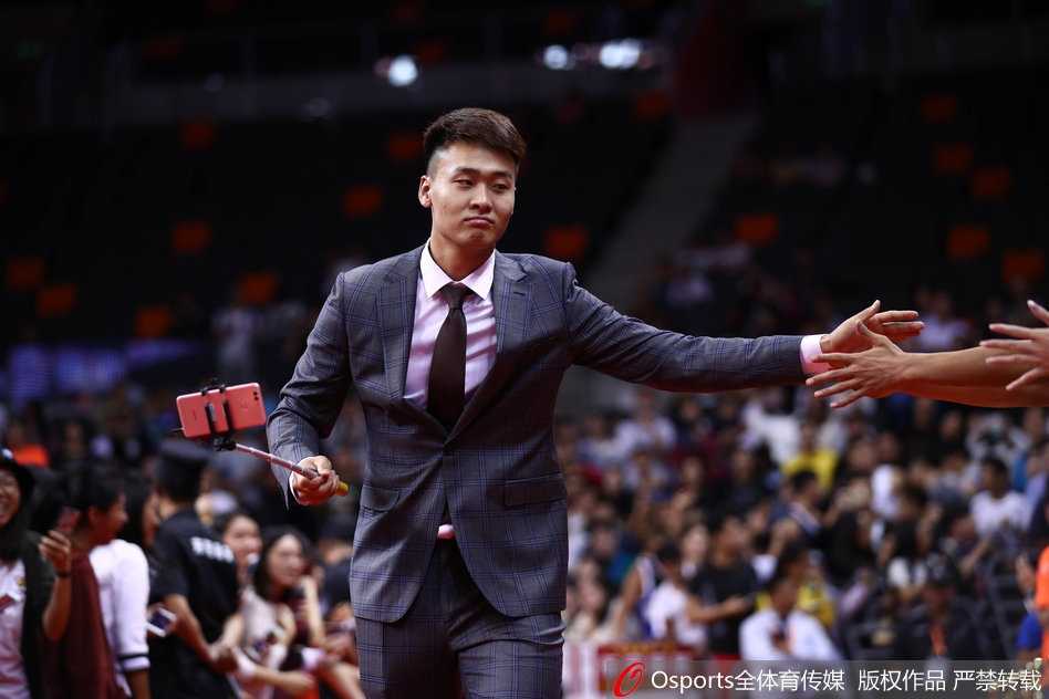 在颁奖环节结束后，易建联、朱芳雨等全体将士与获奖的球迷家庭合影留念，大家对着镜头竖起大拇指，镜头定格下的这张大合照，为这次温馨欢乐的球迷嘉年华画上了一个圆满的句号