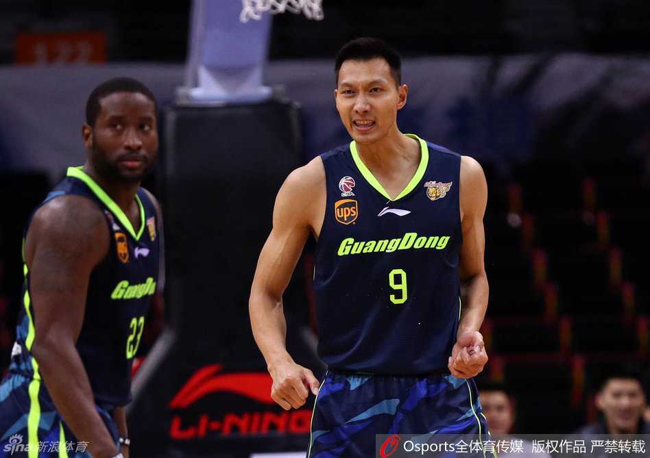 易建联迎着防守完成势大力沉的单手劈扣，展现中国男篮领袖霸气