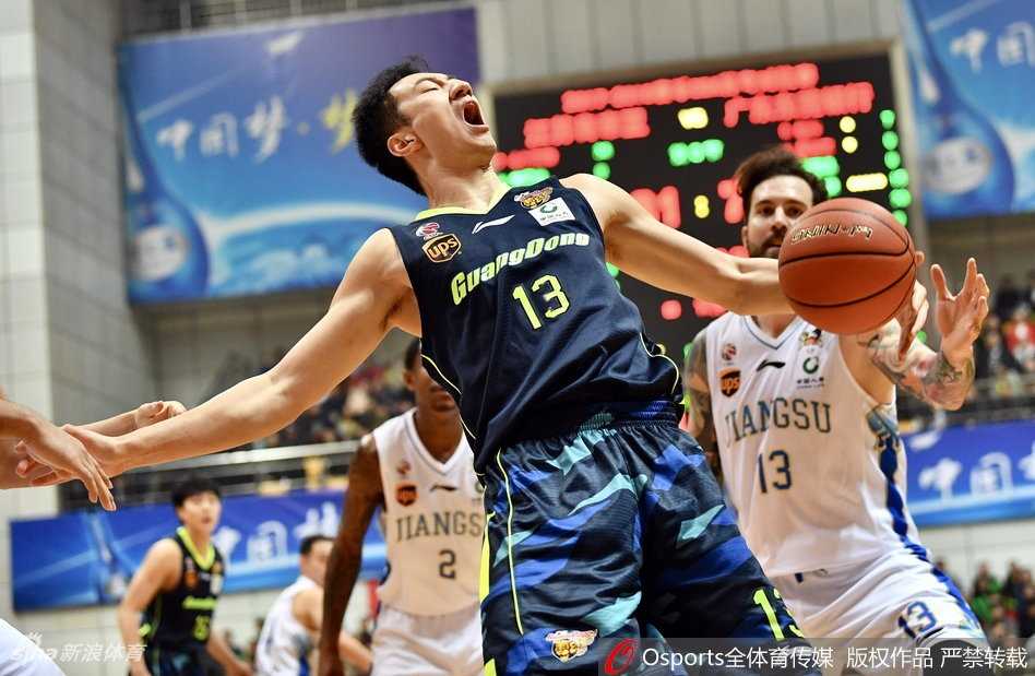 江苏肯帝亚当家球星马尚·布鲁克斯迎着防守人干拔三分，篮球在空中划出优美弧线，全场目光聚焦于这颗决定比赛走向的篮球。