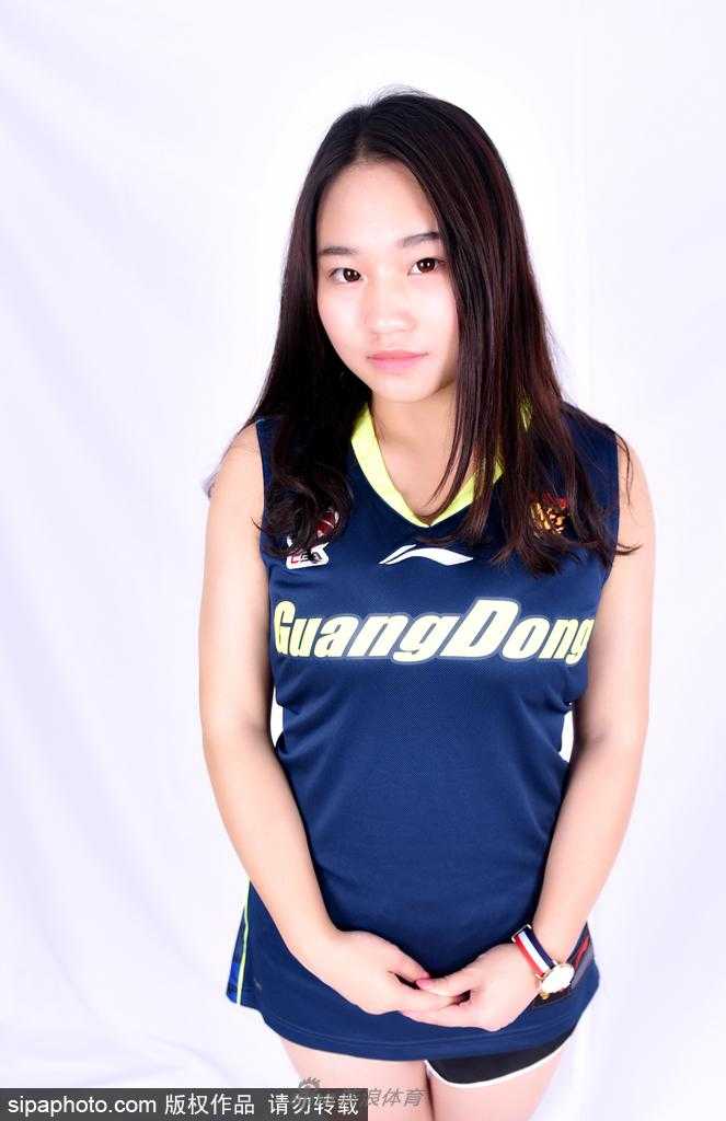 特写镜头下，宝贝秀发如瀑，单手轻托脸颊，甜美可人的气质中透着一丝优雅的从容