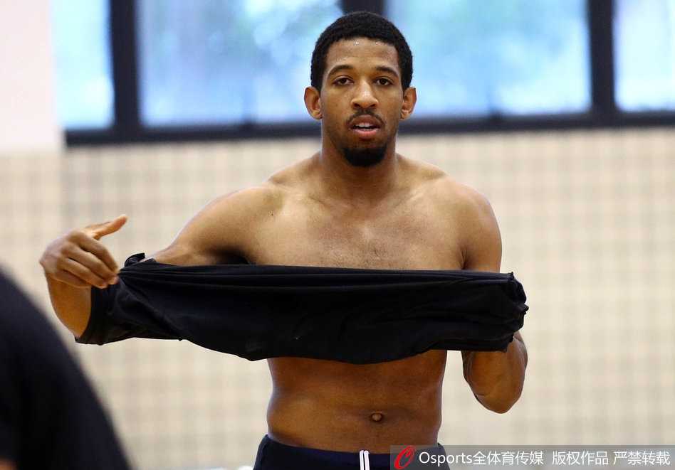 年轻后卫胡明轩在训练中带球突破，灵动的身影代表着广东宏远的未来，但在当下激烈的季后赛卡位战中，他还需要积累更多经验。