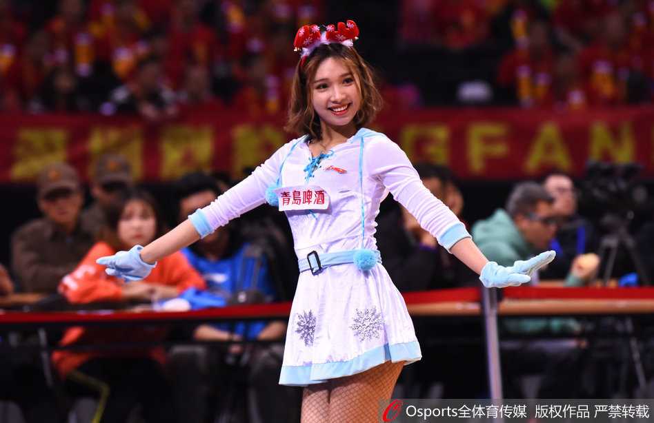 表演结束，宝贝们对着观众席挥手致意，即使额头挂着汗珠，笑容依然甜美可人，她们用自己的热情为这场德比大战画上了圆满的句号。