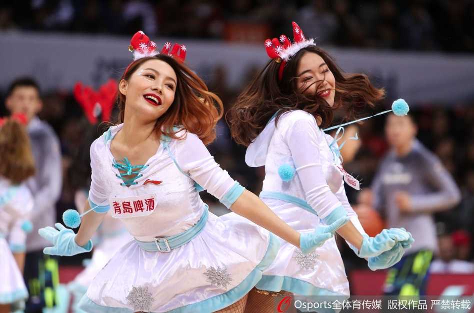 整齐划一的队形变换中，一位宝贝俏皮地歪着头，做出一个可爱的 wink 表情，瞬间融化了场边摄影师的镜头。