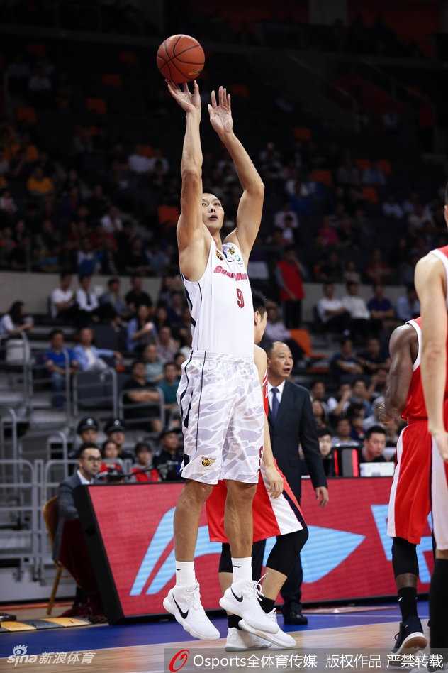 周鹏在严密防守下依然保持着标准的投篮手型，皮球划过一道美妙的弧线直奔篮筐，关键时刻尽显队长风范。