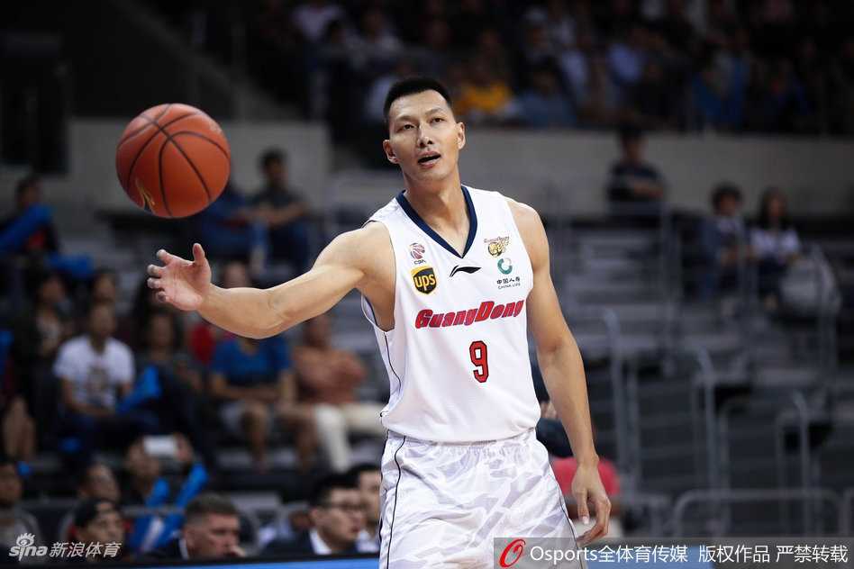 阿联在对方内线群中高高跃起，单臂擎天稳稳摘下篮板，眼神中透露出不可撼动的领袖霸气。