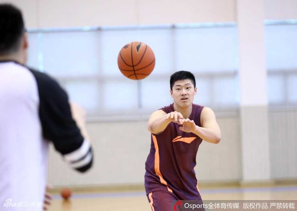 易建联在训练中展示柔和手感，轻松命中远投