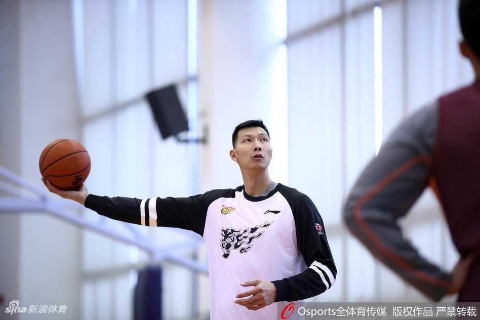 广东男篮将士们进行热身训练，神情专注而放松