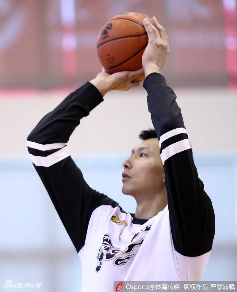 赵睿运球穿越全场，展现良好身体素质