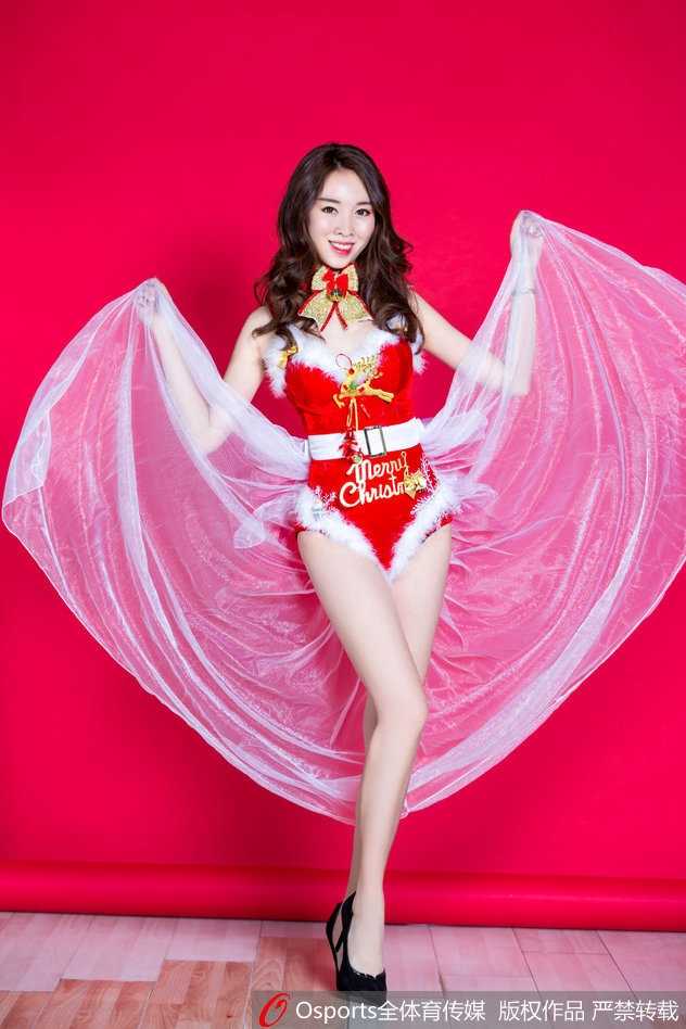 身着节日盛装的篮球宝贝在雪中轻舞，裙摆随风飘扬，仿佛一只在冬日里起舞的精灵，为寂静的雪地带来了无限生机。