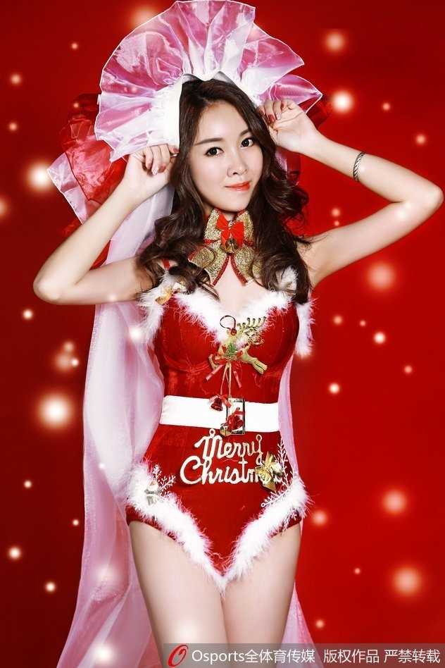 另一处雪景中，篮球宝贝手持红色圣诞饰品，与纯白世界形成鲜明对比，笑容灿烂得仿佛能融化冰雪，传递出节日的无限快乐。