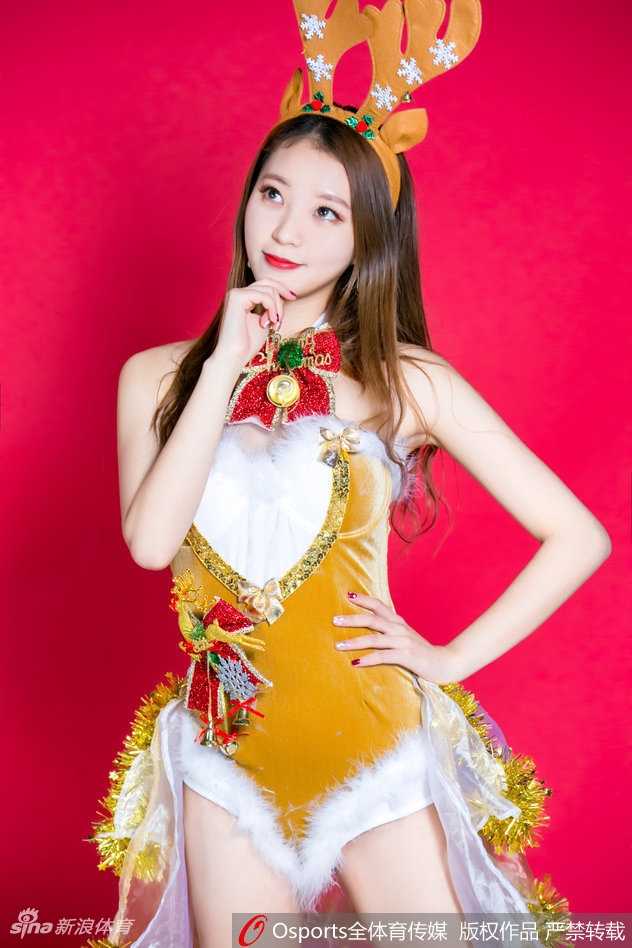 黄逸辉倚靠在节日装饰旁，温柔的灯光洒在她的脸庞，精致的五官和甜美的微笑相得益彰，展现出东方女性特有的含蓄与典雅之美