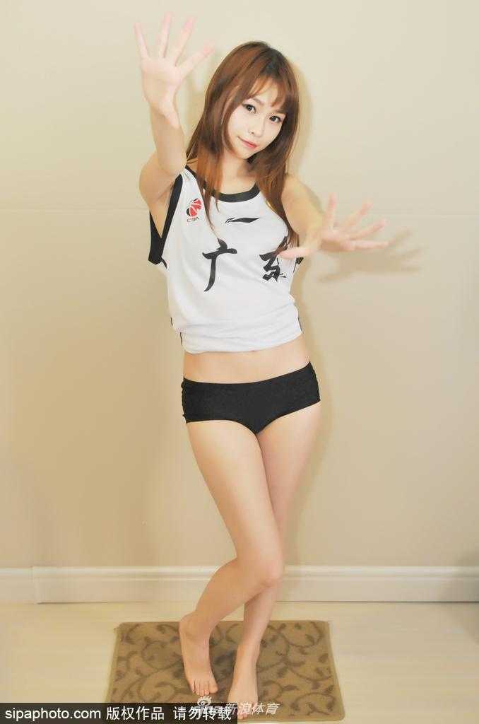 身穿运动服的熊熙在镜头前凹出活力造型，笑容灿烂，仿佛夏日的阳光般炙热明亮。