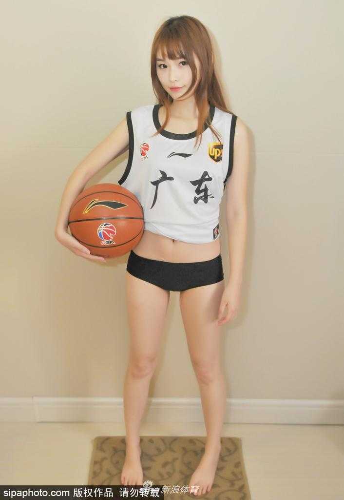 训练间隙的熊熙，扎起马尾辫，手拿足球，眼神中透露出对未来的憧憬和不服输的韧劲。