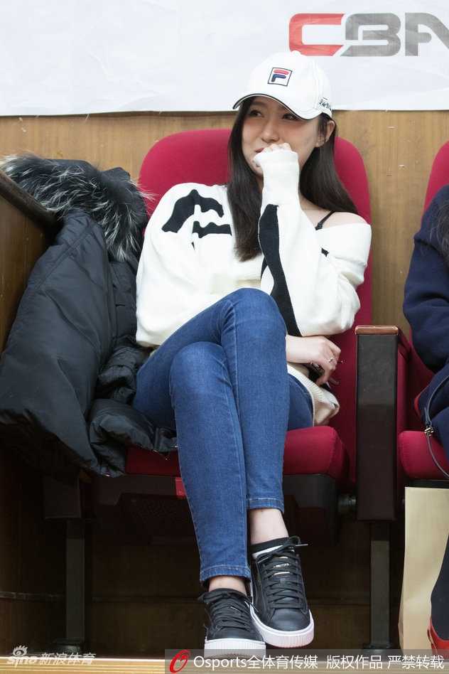 当广厦球员打出精彩的团队配合时，美女球迷毫不吝啬自己的欢呼。她双手比心，笑容灿烂得如同春日盛放的樱花，这股青春活力的气息透过屏幕扑面而来，让人真切感受到现场热烈的观赛氛围。