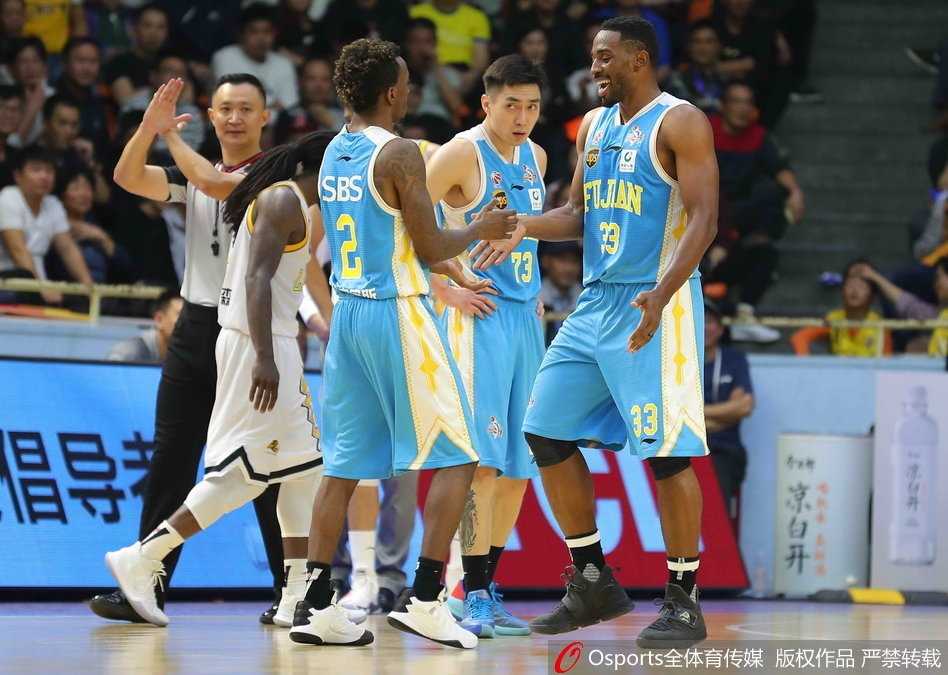 广厦主场球迷看台掀起人浪，橙色助威服汇成一片沸腾的海洋，震天的呐喊声成为球队取胜的第十二人。