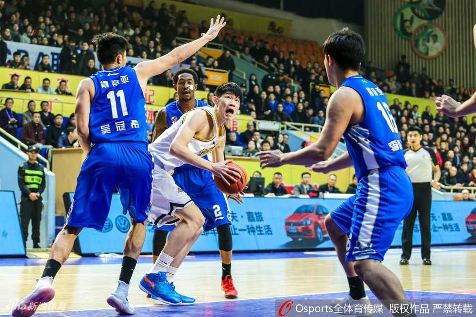 胡金秋内线卡位强硬摘板，青春力量在肌肉丛林中绽放