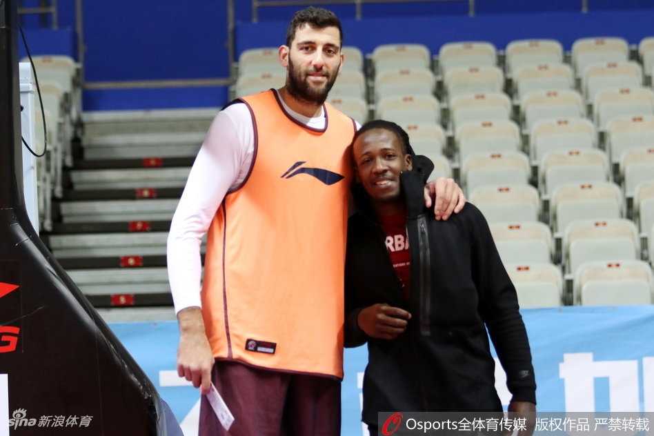 广厦核心福特森在训练中犹如球场指挥官，眼神犀利，一记穿透防线的妙传瞬间撕开模拟对手的防守，队友心领神会正准备快下接球。