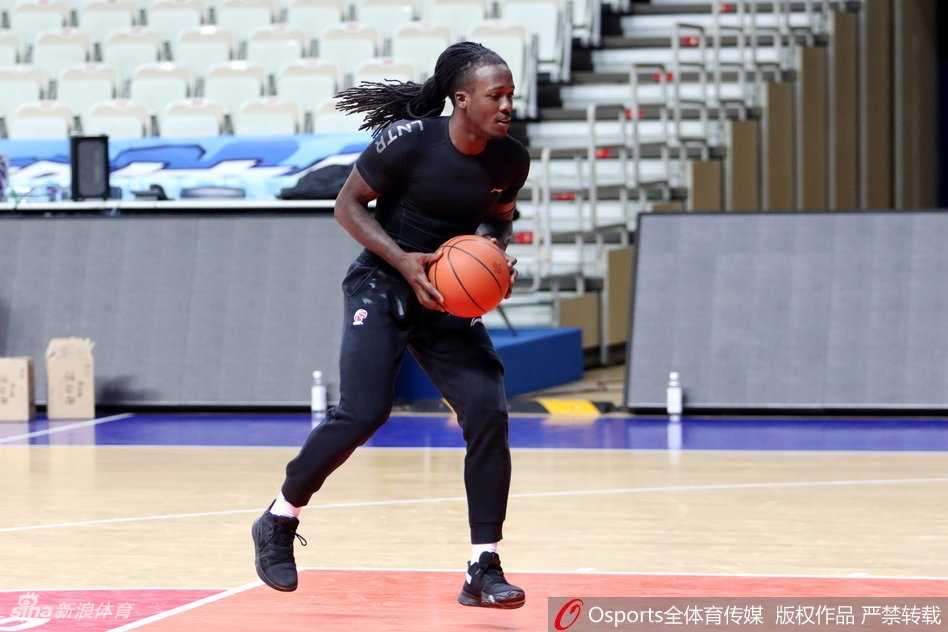 外援博洛西斯在训练间隙独自加练中投，尽管汗水已经湿透了球衣，但他每一次出手都极其专注，篮球空心入网的声音在空旷的球馆内显得格外清脆悦耳。