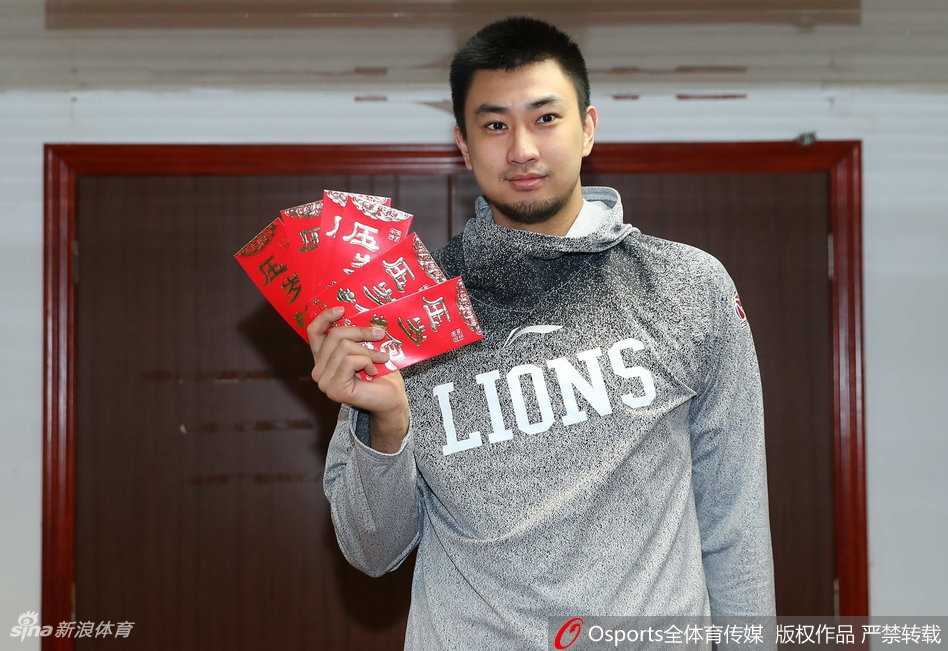 队长或老将手持春联，神情稳重而慈祥，他代表的不仅是个人，更是整个球队对球迷们长久以来支持的深深鞠躬与感谢。