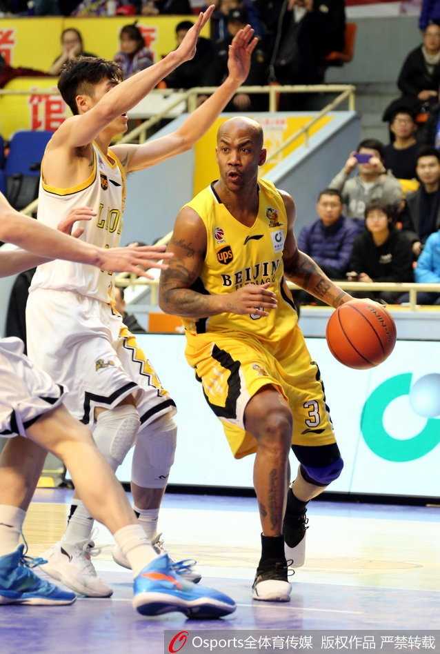 广厦核心福特森在三人包夹下强行突破，眼神中透露出必胜的决心，如同一道闪电撕开北控防线