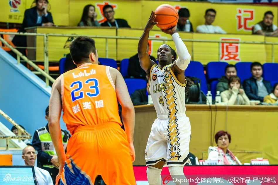 弗雷戴特在福特森的紧逼下依然从容，眼神如鹰隼般锐利，指尖轻拨，皮球划出致命弧线直奔篮筐，仿佛在说“比分，由我来改写”。