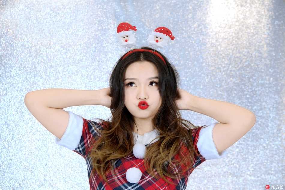 两位啦啦宝贝手持礼物盒温馨互动，画面充满友爱与节日仪式感