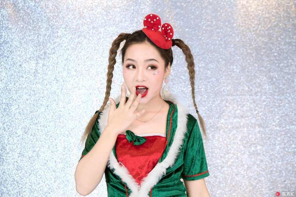 广厦啦啦队热舞瞬间，动感身姿配合圣诞装饰，将节日氛围推向高潮